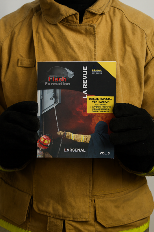Image d'un pompier tenant dans ses mains la Revue Flash Formation Volume 3